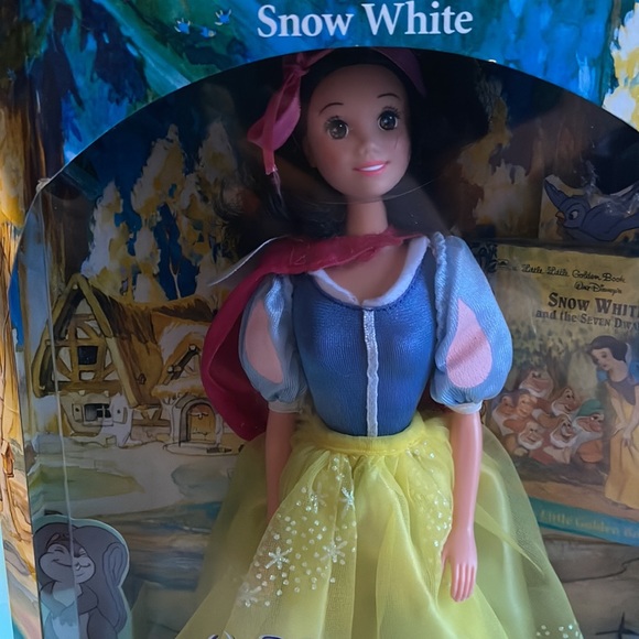 VINTAGE DISNEY SNOW WHITE & THE SEVEN DWARFS 1992 DOLL IN MINT CONDITION - Picture 7 of 7